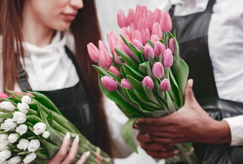 How to make a beautiful floral bouquet in 8 simple steps - image